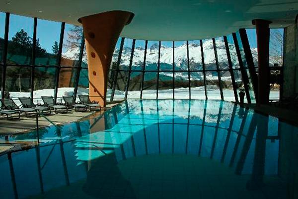 MontaÃ±as nevadas mientras disfrutamos de un baÃ±o en esta piscina. 