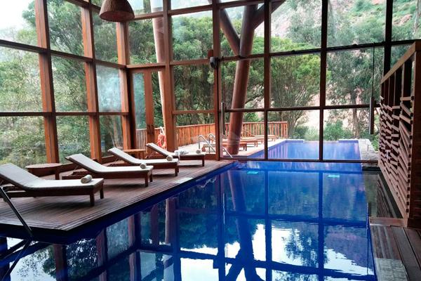 Espectacular piscina interior en Tambo del Inka.