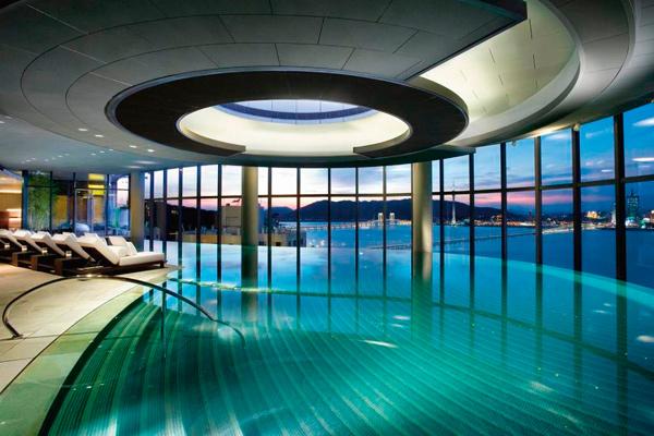 Una piscina infinita en lo alto del hotel Altira.