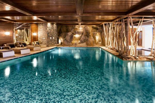 Impresionante piscina interior para relajarte tras una jornada de esquÃ­.