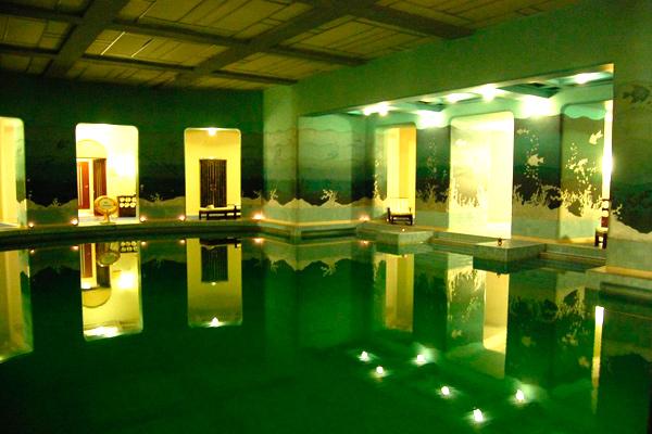 Piscina interior del hotel mÃ¡s lujoso de Jodhpur, en la India.