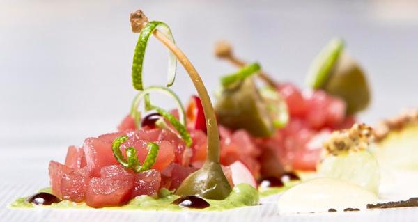 Tartar de atÃºn, guacamole, yuzu y lima del restaurante Clandestino de LeÃ³n,