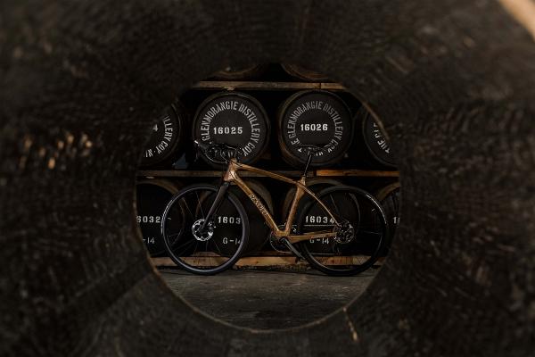 glenmorangie y renovo presentan la primera bicicleta del mundo fabricada con madera de barrica de whisky glenmorangie y renovo presentan la primera bicicleta del mundo fabricada con madera de barrica de whisky