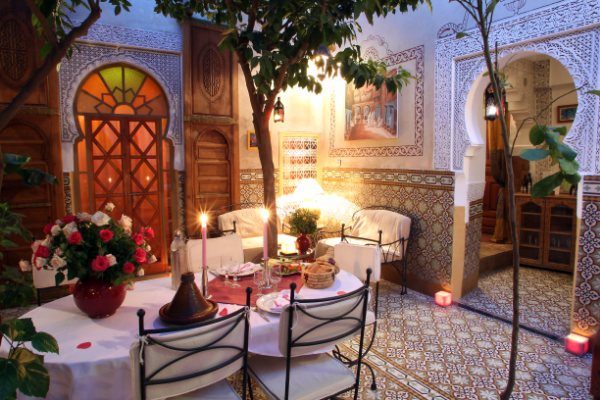 Riad Timel - espacio con mesa para cenar