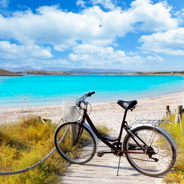 ciclismo feliz - bicicleta en la playa