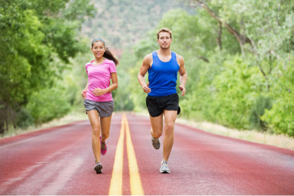 pareja entrenando running felices