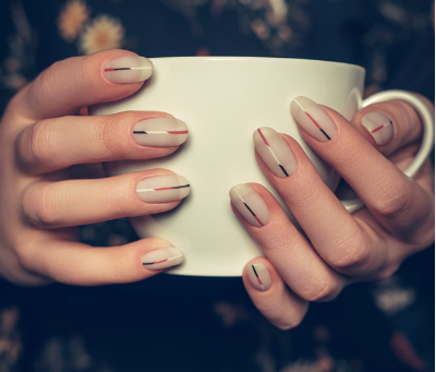 expertas-revelan-las uñas diseño minimalista