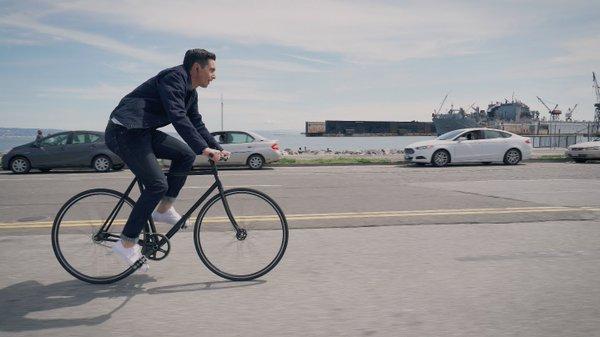 controla tu moacutevil mientras vas en bicicleta con esta chaqueta inteligente controla tu moacutevil mientras vas en bicicleta con esta chaqueta inteligente
