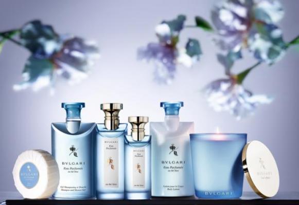 disfruta-de-un-precioso-paseo-por-un-jardiacuten-chino-con-eau-parfumeacutee-au-theacute-bleu