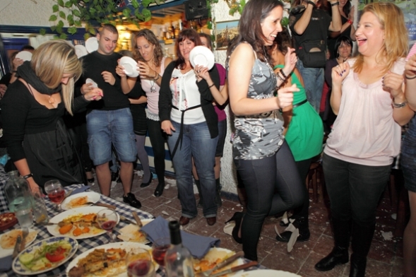 los platos solo se rompen en la taberna griega de madrid los platos solo se rompen en la taberna griega de madrid