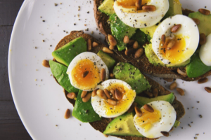 ocho-alimentos-que-no-pueden-faltar-en-una-nevera-millennial ocho-alimentos-que-no-pueden-faltar-en-una-nevera-millennial