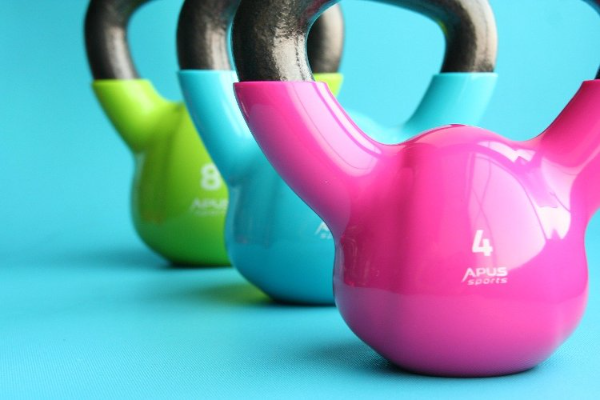 ejercicios-con-kettlebell-el-entrenamiento-de-moda-con-pesas-rusas