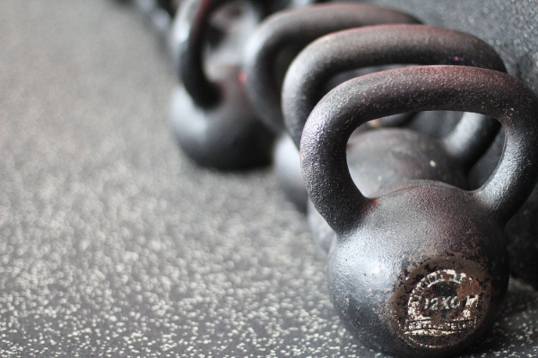 ejercicios-con-kettlebell-el-entrenamiento-de-moda-con-pesas-rusas