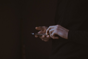 mirar-a-oscuras-el-smartphone-causa-insomnio-cronico mirar-a-oscuras-el-smartphone-causa-insomnio-cronico