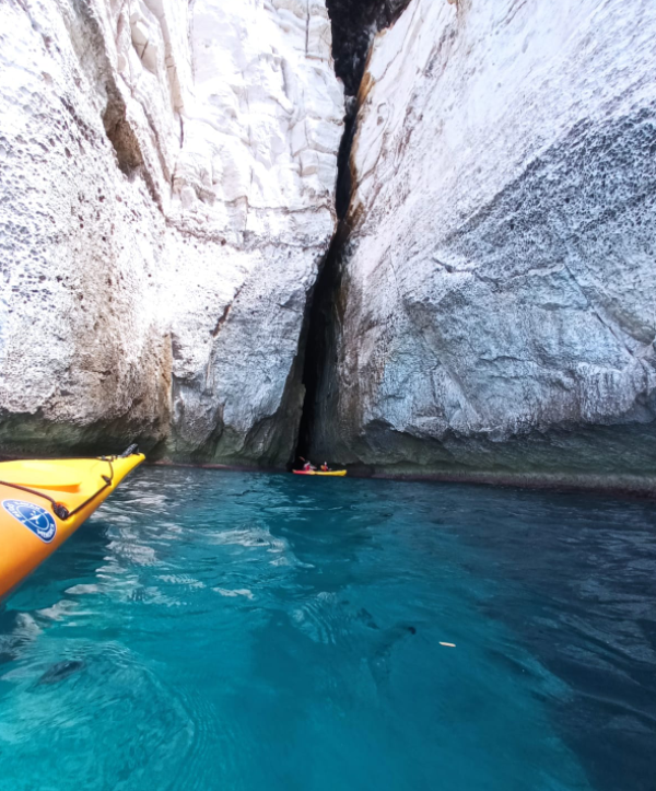 cuevas-acantilados-y-kayak-descubre-la-otra-cara-de-menorca