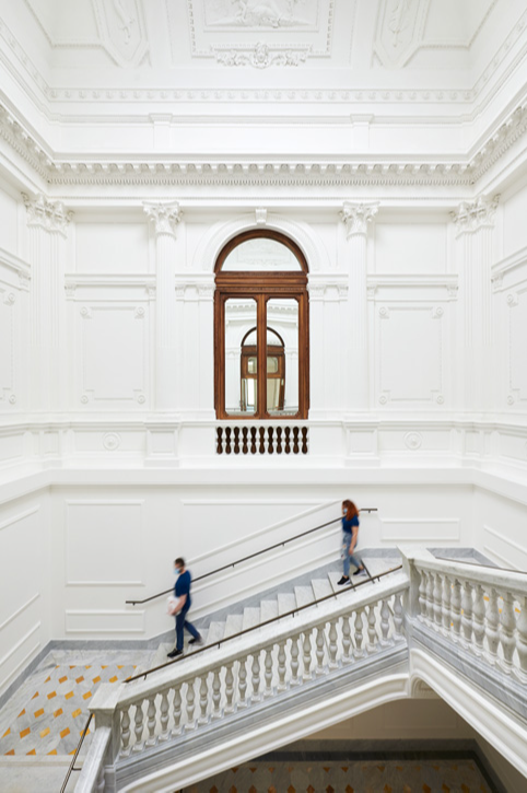 esta-es-la-impresionante-tienda-de-apple-que-acaba-de-abrir-en-roma