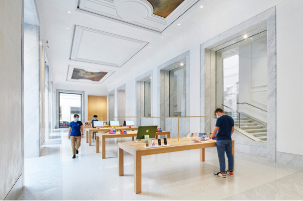 esta-es-la-impresionante-tienda-de-apple-que-acaba-de-abrir-en-roma