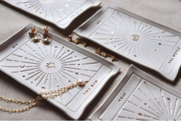 el-tarot-de-la-artista-lauren-rundquist-es-oro-puro