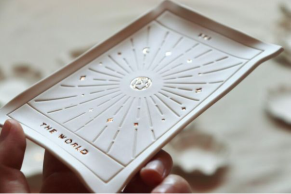 el-tarot-de-la-artista-lauren-rundquist-es-oro-puro