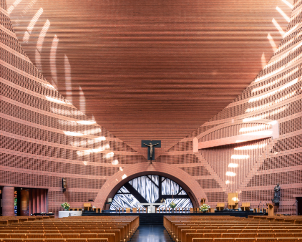 la-imponente-arquitectura-moderna-de-las-iglesias-tomadas-por-un-foto
