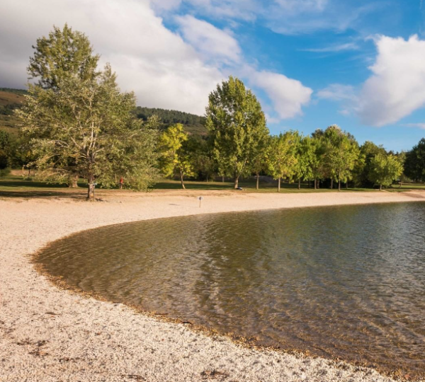 las-8-playas-de-interior-donde-es-posible-nadar-relajarse-y-practicar