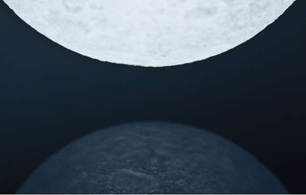 lamparas-que-evocan-la-luz-de-la-luna-y-el-sol