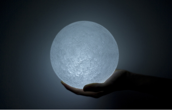 lamparas-que-evocan-la-luz-de-la-luna-y-el-sol