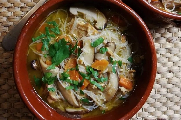 receta-top-invierno-sopa-de-setas-pollo-y-noodles