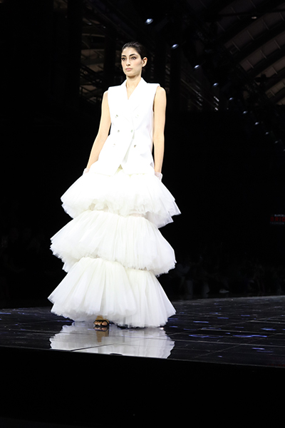 la-novia-minimalista-de-sophie-et-voila-se-abre-paso-en-la-bbfw
