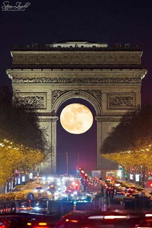 la-luna-llena-atrapada-en-el-arco-del-triunfo-de-paris-por-stefano-za