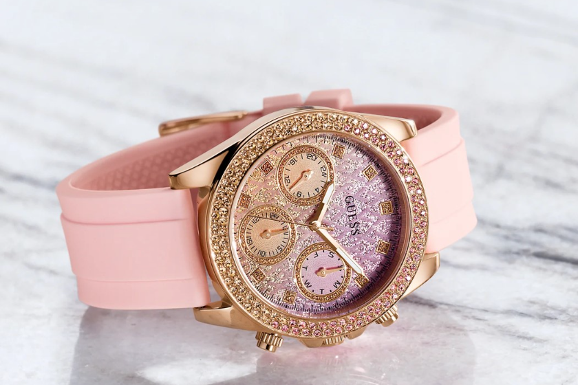 asi-es-el-reloj-de-guess-solidario-con-el-cancer-de-mama